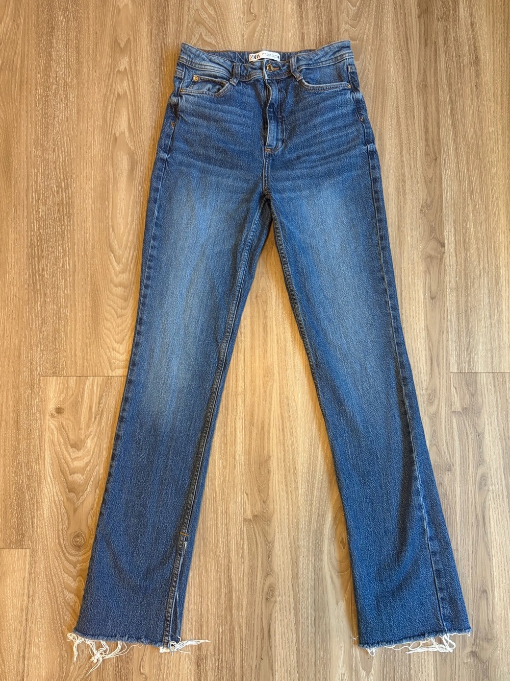 Zara women’s Blue Denim Jeans with Contrast Stitching size 4
